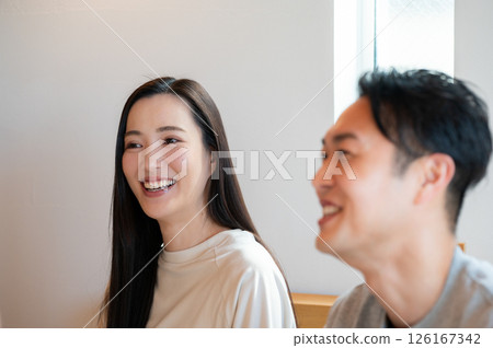 日本家庭在臥室互相凝視 日本家庭在臥室互相凝視 126167342