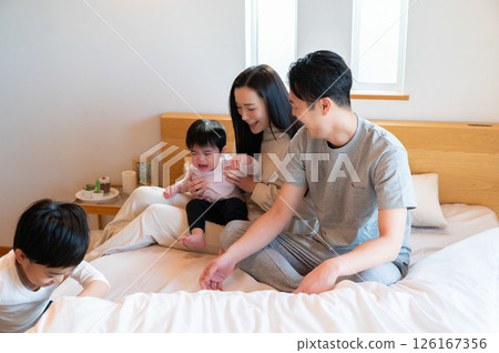 日本家庭在床上玩耍 126167356