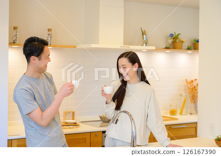 Japanese men and women relaxing in the kitchen 126167390