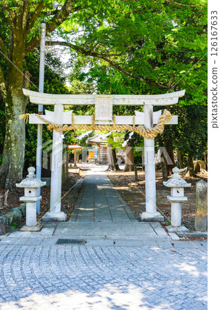 位於京都府龜岡市的筱村八幡宮,足利尊氏舉旗的地方東鳥居 位於京都府龜岡市的筱村八幡宮,足利尊氏舉旗的地方東鳥居 126167633