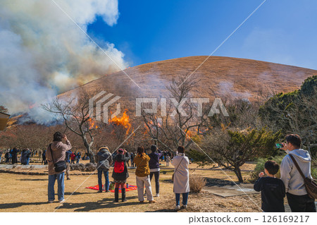大室山的火焰與伊東市（靜岡縣）的藍天形成鮮明對比 126169217