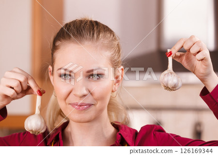 Woman holding two garlic 126169344
