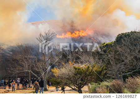 大室山的火焰與伊東市（靜岡縣）的藍天形成鮮明對比 126169827