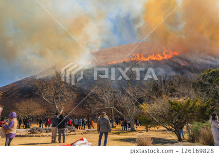 大室山的火焰與伊東市(靜岡縣)的藍天形成鮮明對比 大室山的火焰與伊東市(靜岡縣)的藍天形成鮮明對比 126169828