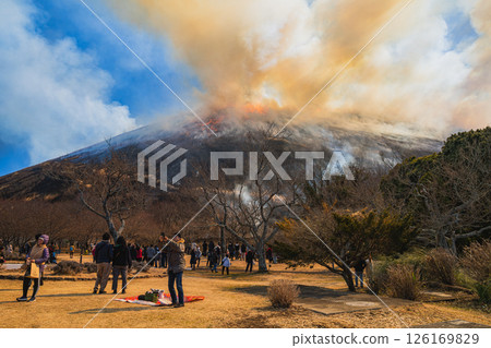 The mountain burning of Mt. Omuroyama, set against the blue sky of Ito City (Shizuoka Prefecture) 126169829