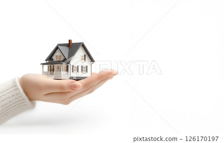 一名婦女手裡拿著一棟房屋模型。房屋保險、房地產廣告、抵押貸款圖像素材 一名婦女手裡拿著一棟房屋模型。房屋保險、房地產廣告、抵押貸款圖像素材 126170197