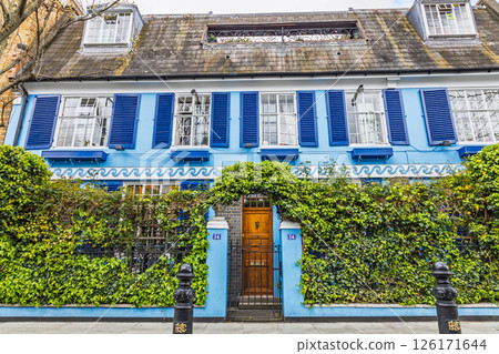 Charming Notting Hill Home with Classic Blue Shutters 126171644