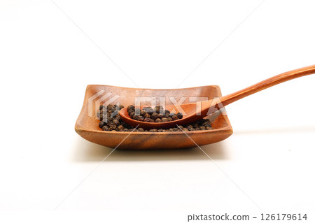 白色背景下的黑胡椒 126179614