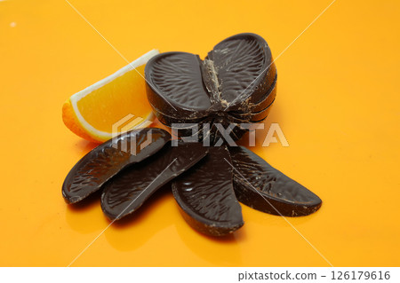 橙色背景中的橙色巧克力 126179616
