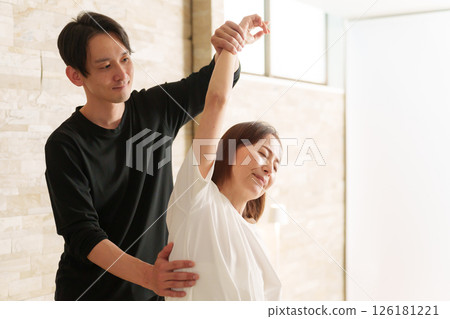 Relaxation staff and senior female customer 126181221