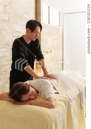 休閒工作人員和高級女性顧客 休閒工作人員和高級女性顧客 126181224