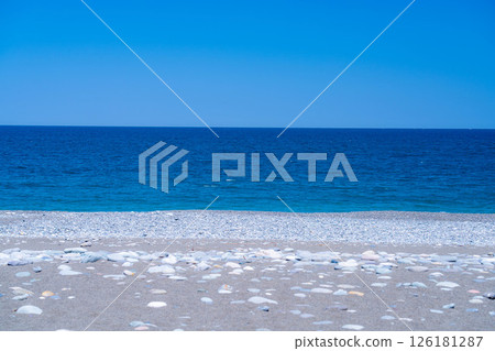 [Sea material] Summer sky and sea image, golden ratio composition [Toyama Prefecture] 126181287