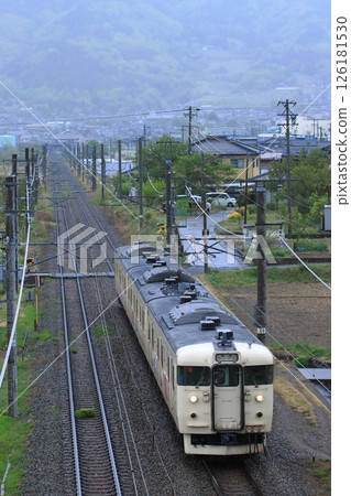 Shinano Railway 115 series train moving with the town of Sakaki in the background_Photo taken on May 2, 2025 Shinano Railway 115 series train moving with the town of Sakaki in the background_Photo taken on May 2, 2025 126181530