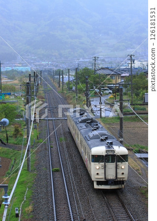 Shinano Railway 115 series train moving with the town of Sakaki in the background_Photo taken on May 2, 2025 Shinano Railway 115 series train moving with the town of Sakaki in the background_Photo taken on May 2, 2025 126181531