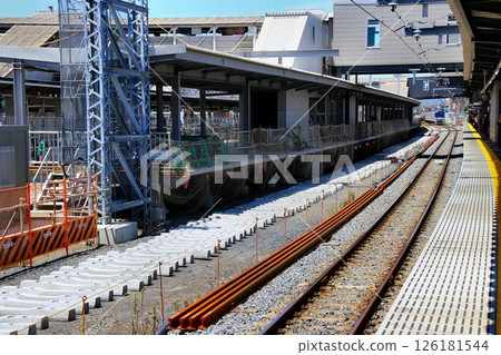 The old platform 1 will be transformed into an elevated track... Temporary outbound platform "Kasukabe Station" new platforms 3 and 4 126181544