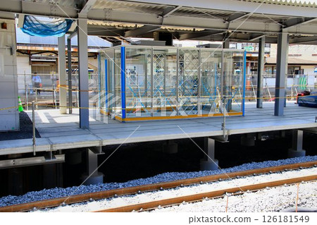 The old platform 1 will be transformed into an elevated track... Temporary outbound platform "Kasukabe Station" new platforms 3 and 4 126181549