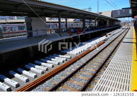 The old platform 1 will be transformed into an elevated track... Temporary outbound platform "Kasukabe Station" new platforms 3 and 4 126181550