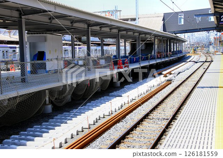The old platform 1 will be transformed into an elevated track... Temporary outbound platform "Kasukabe Station" new platforms 3 and 4 The old platform 1 will be transformed into an elevated track... Temporary outbound platform "Kasukabe Station" new platforms 3 and 4 126181559