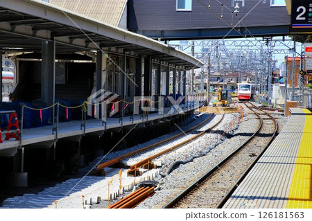 The old platform 1 will be transformed into an elevated track... Temporary outbound platform "Kasukabe Station" new platforms 3 and 4 126181563