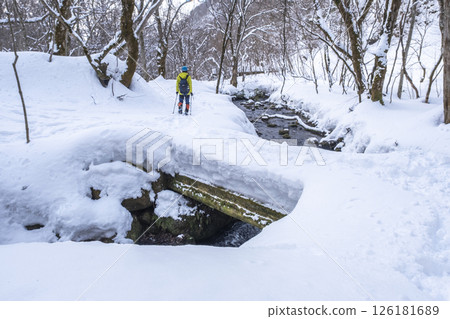 穿著雪鞋在森林裡享受新雪的景象 大山木澤溪流 穿著雪鞋在森林裡享受新雪的景象 大山木澤溪流 126181689