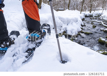 穿著雪鞋在森林裡享受新雪的景象 大山木澤溪流 穿著雪鞋在森林裡享受新雪的景象 大山木澤溪流 126181711