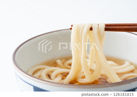 用筷子夾起烏龍麵的特寫 用筷子夾起烏龍麵的特寫 126181815