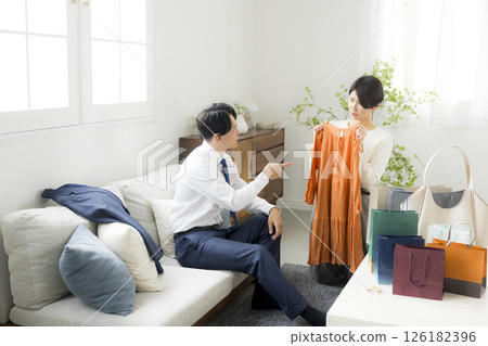 一名女子購物回家 126182396