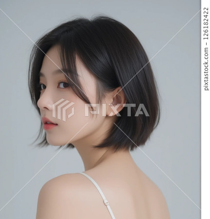 日本女性的肖像，回首白色背景 126182422