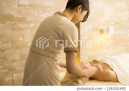 美容院接受按摩的老年婦女 126182492