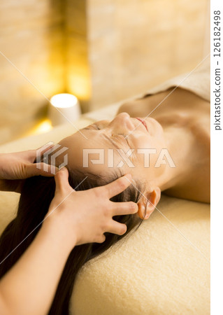 美容院接受按摩的老年婦女 126182498