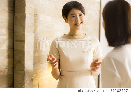 美容院接受按摩的老年婦女 美容院接受按摩的老年婦女 126182507