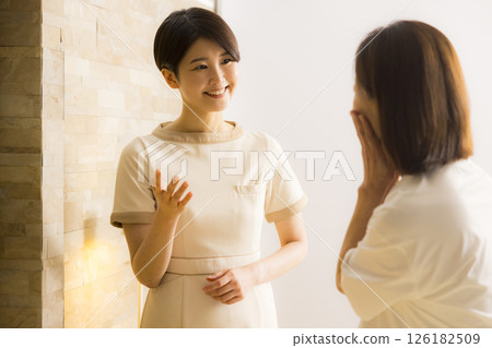 美容院接受按摩的老年婦女 126182509