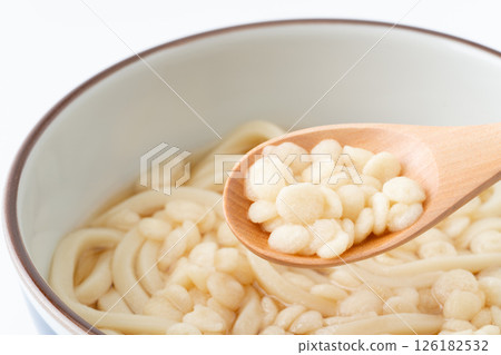 湯匙上的烏龍面天婦羅碎的特寫 126182532