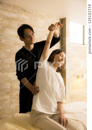 接受按摩的資深婦女 126182558