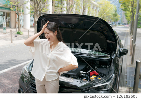 遭受汽車故障的少婦 遭受汽車故障的少婦 126182603