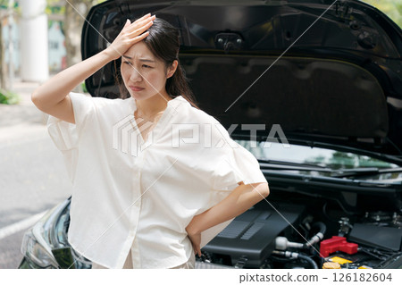 遭受汽車故障的少婦 126182604