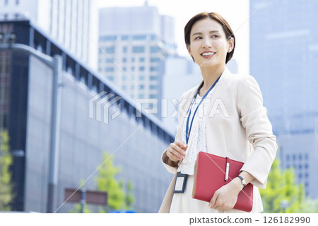 商業：一位女士穿過辦公區的肖像 126182990