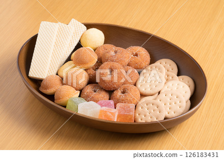 木製盤上擺放著各種甜點 木製盤上擺放著各種甜點 126183431
