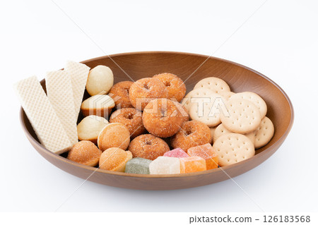 白色背景的木盤上擺放著各種甜食 126183568