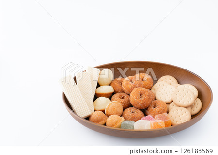 白色背景的木盤上擺放著各種甜食 白色背景的木盤上擺放著各種甜食 126183569