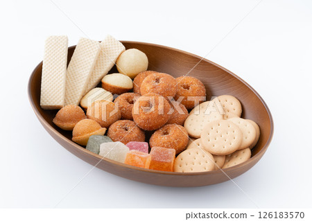 白色背景的木盤上擺放著各種甜食 126183570