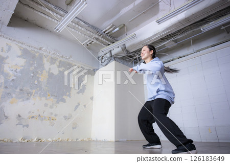 舞蹈姿勢、動感的舞者跳下舞、嘻哈等時尚街頭時尚 舞蹈姿勢、動感的舞者跳下舞、嘻哈等時尚街頭時尚 126183649