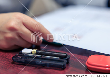 一位家庭主婦仔細閱讀合約 126183921