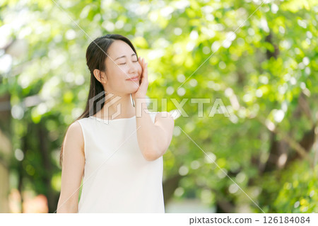 一位二十多歲女子站在夏日公園的肖像 126184084