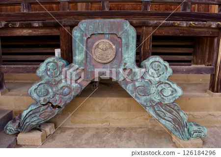 Tenrinji Temple, a temple in the Matsue domain, with its three-leaf chrysanthemum crest in spring 126184296