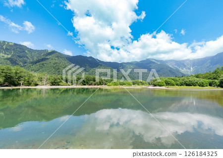 <Nagano Prefecture> The magnificent view of Kamikochi, Taisho Pond 126184325