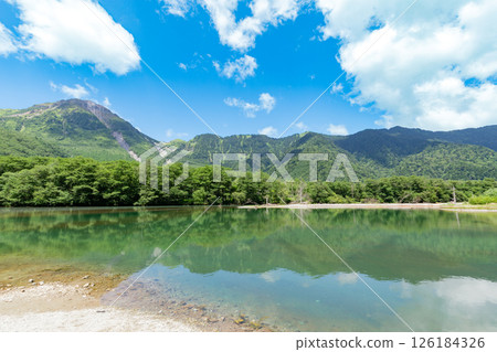 <Nagano Prefecture> The magnificent view of Kamikochi, Taisho Pond 126184326