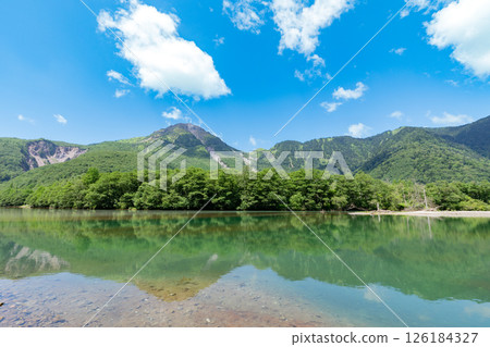 <長野縣>上高地、大正池的壯麗景色 <長野縣>上高地、大正池的壯麗景色 126184327