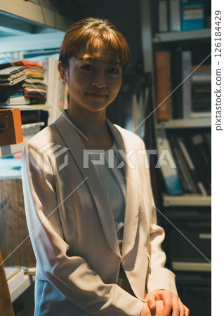 女生 女孩 女性 126184429