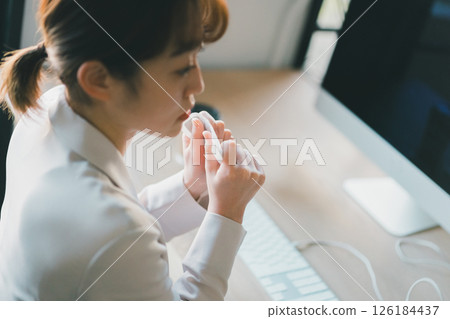 cold, female, lady 126184437